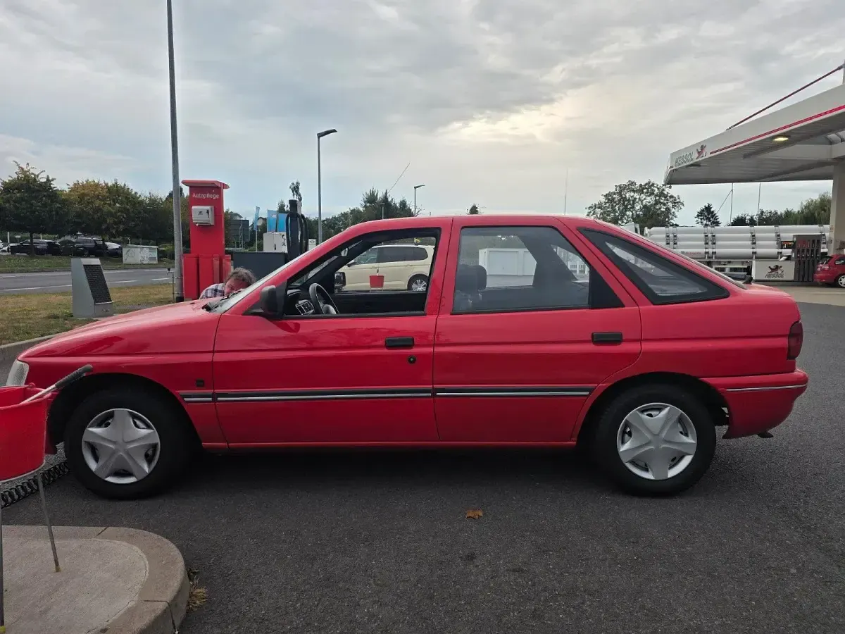 Gebraucht Ford Escort 88 PS (64 kW) 1994 Rot Kleinwagen