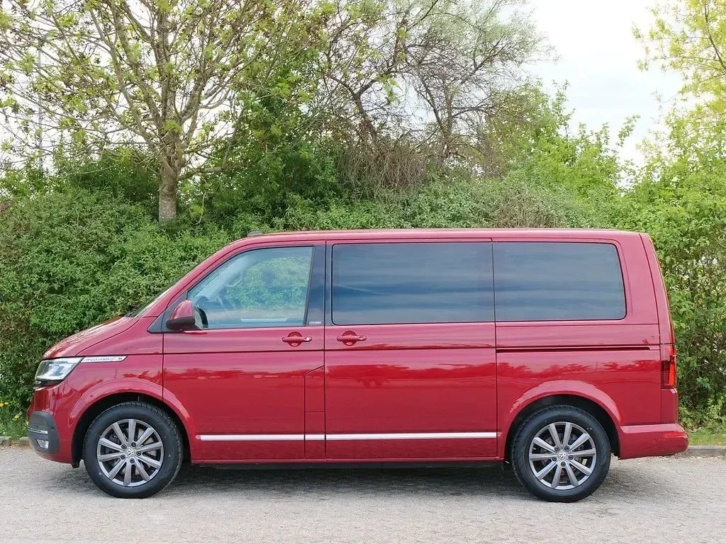 Używany VW Multivan 199 KM (146 kW) 2020 Czerwony Minivan