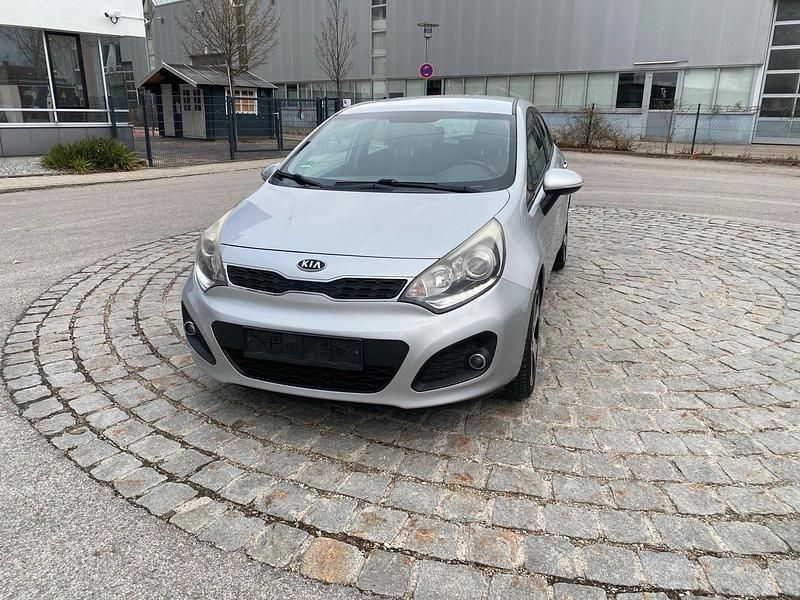 Gebraucht Kia Rio 105 PS (77 kW) 2015 Silber Limousine
