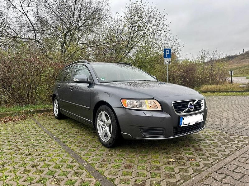 Grau Gebraucht 2010 Volvo V50 Kombi | 3.300 € (Guter Preis) - Bild 1/4