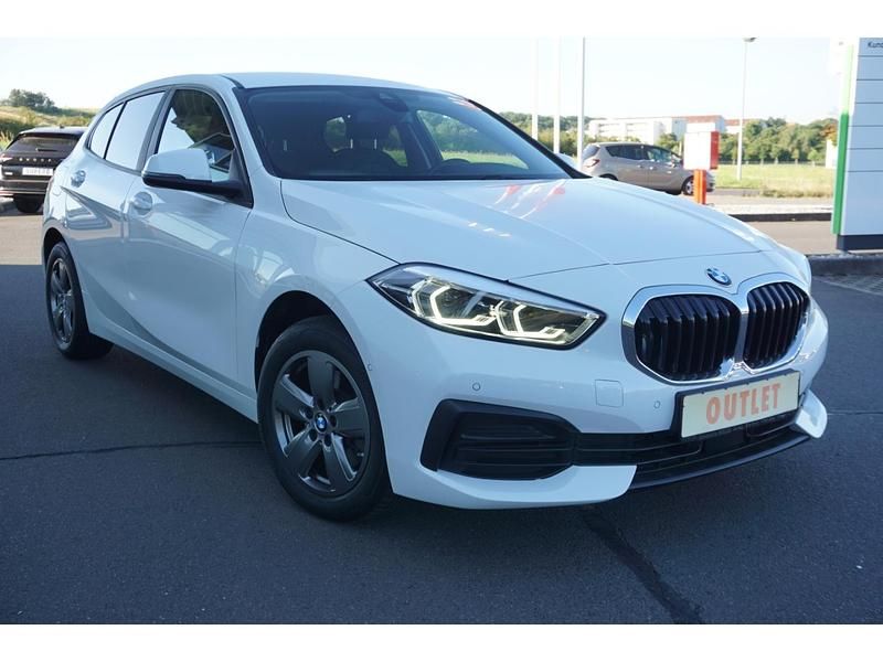 Weiss Gebraucht 2023 BMW 116 Advantage Kleinwagen | 22.490 € (Guter Preis) - Bild 1/4