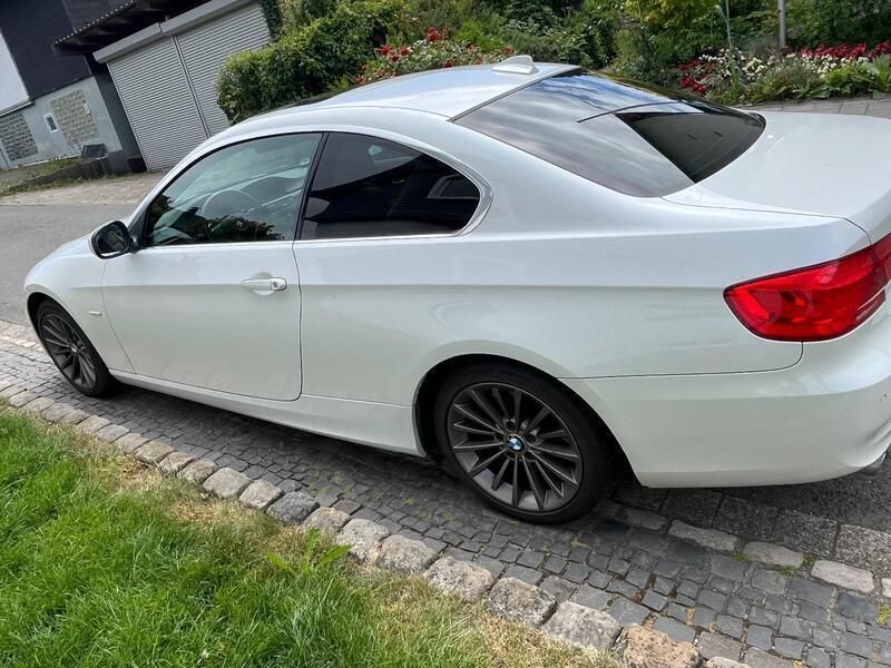 Weiß Gebraucht 2012 BMW 325 Coupé | 11.000 € (Fairer Preis) - Bild 1/4