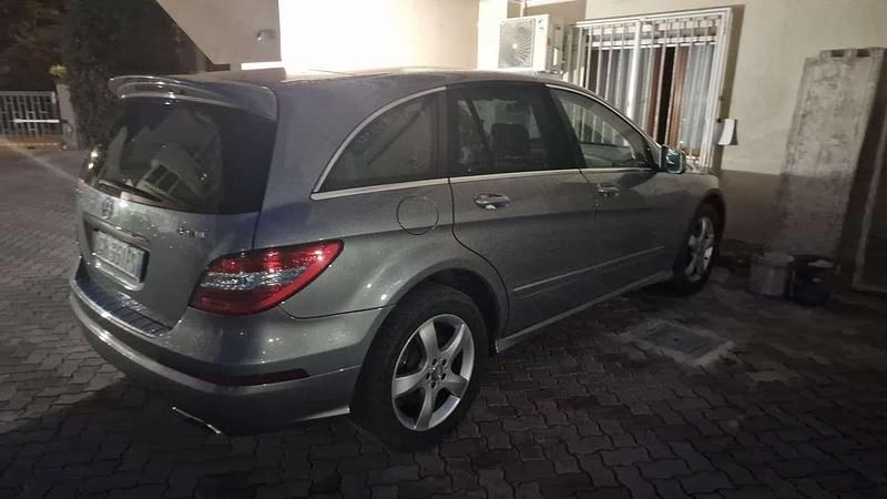 Grau Gebraucht 2011 Mercedes R350 Van / Kleinbus | 15.000 € (Etwas zu teuer) - Bild 1/4