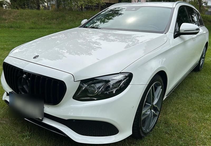 Weiß Gebraucht 2018 Mercedes E220 Kombi | 24.500 € (Fairer Preis) - Bild 1/4