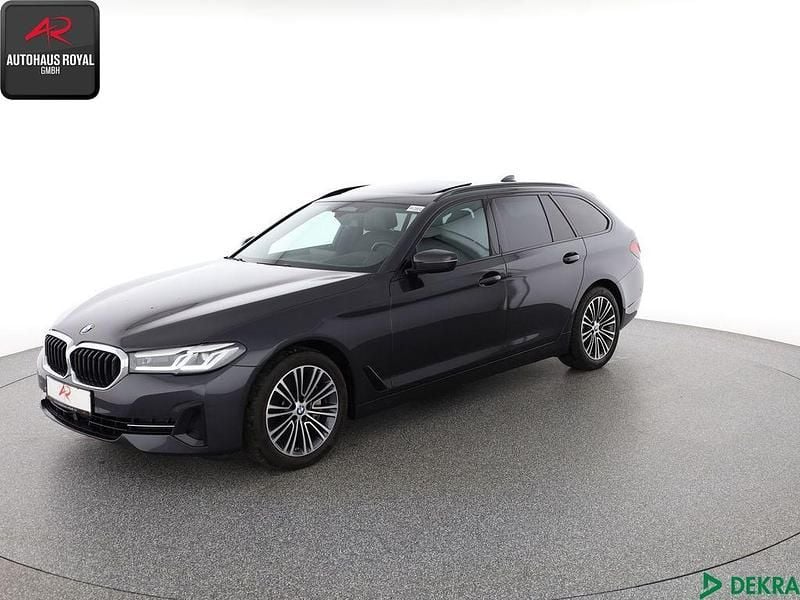 Sophistograu brillanteffektlli Gebraucht 2022 BMW 530 Sport Line Kombi | 35.379 € (Superpreis) - Bild 1/4