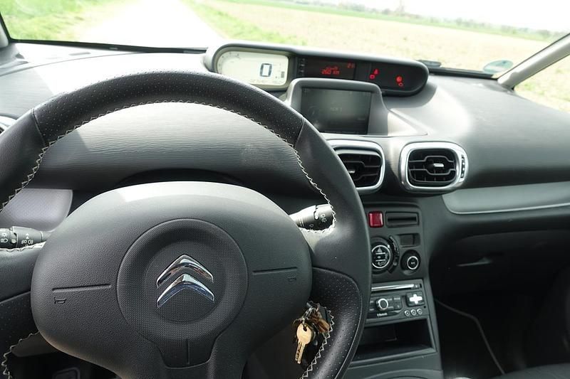 Second-hand Citroën C3 SELECTION 120 CP (88 kW) 2014 Alb Monovolum