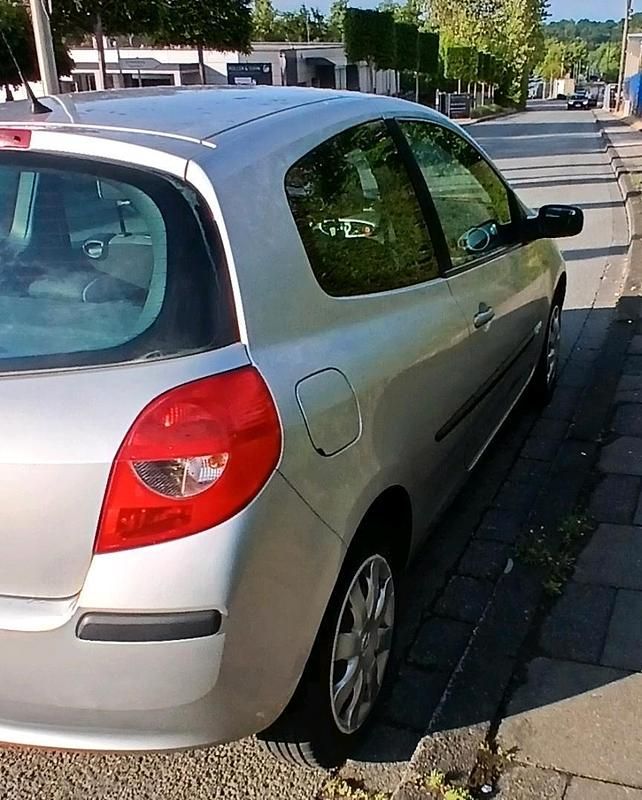 Gebraucht Renault Clio II 75 PS (55 kW) 2009 Silber Kleinwagen