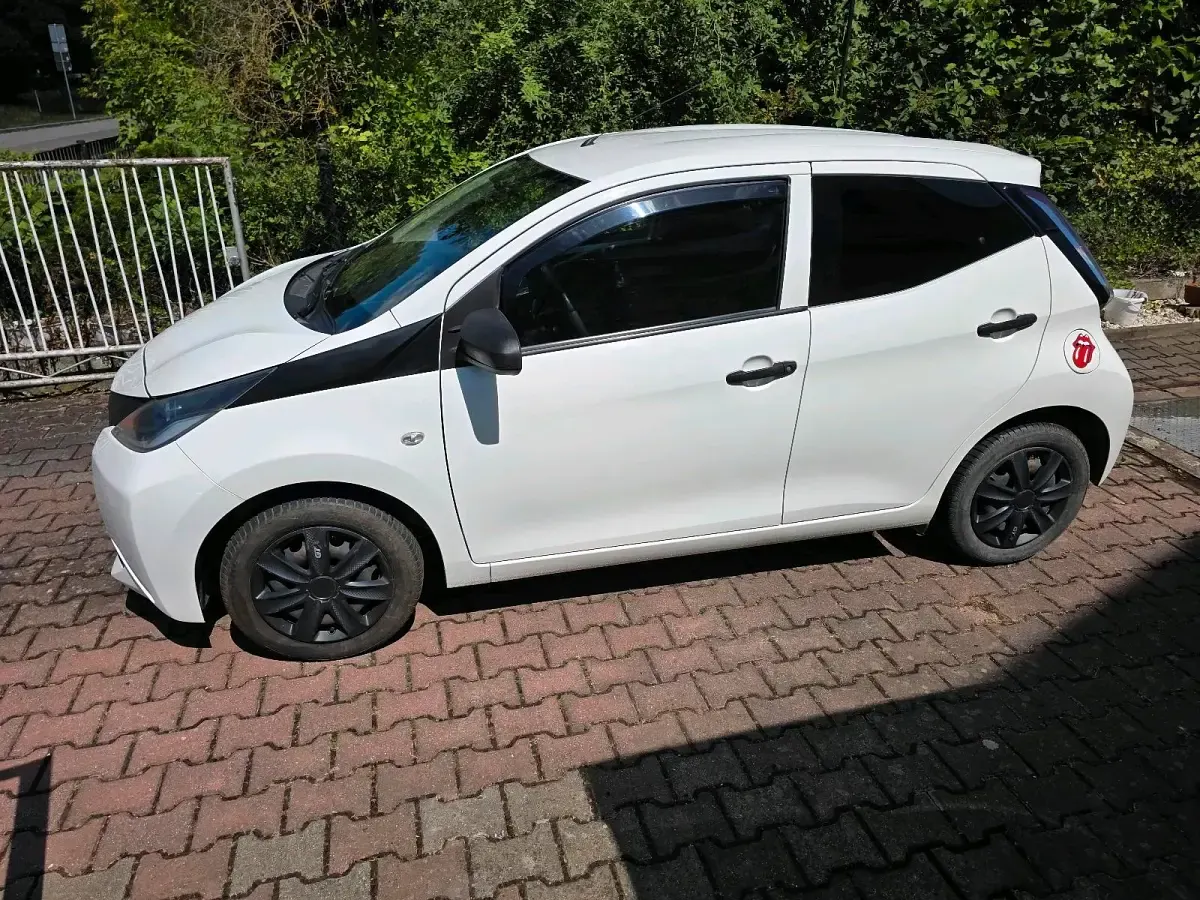 Gebraucht Toyota Aygo 69 PS (50 kW) 2017 Weiß Kleinwagen
