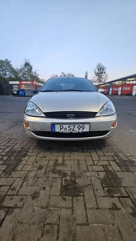 Second-hand Ford Focus 101 CP (74 kW) 2001 Argintiu Berlinǎ