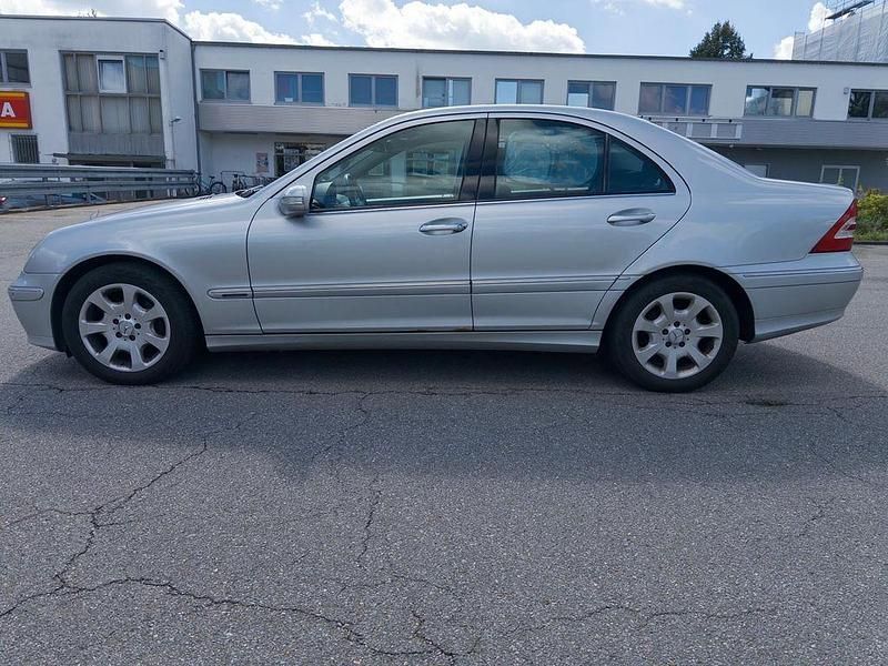 Silber Gebraucht 2005 Mercedes C180 Limousine | 3.300 € (Fairer Preis) - Bild 1/4