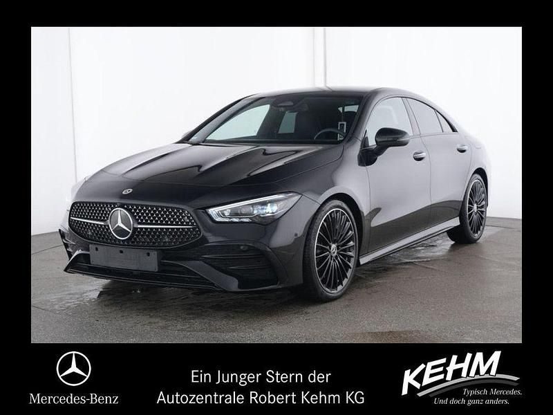 Kosmosschwarz (metallic) Gebraucht 2024 Mercedes CLA250 AMG Limousine | 40.590 € (Fairer Preis) - Bild 1/4