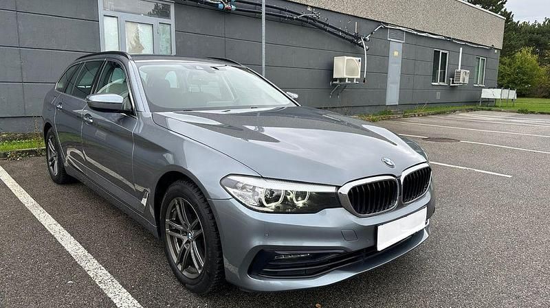 Grau Gebraucht 2020 BMW 520 Shadowline Kombi | 22.999 € (Superpreis) - Bild 1/4