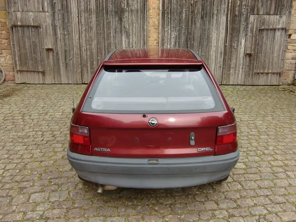 Second-hand Opel Astra 60 CP (44 kW) 1993 Roșu Berlinǎ