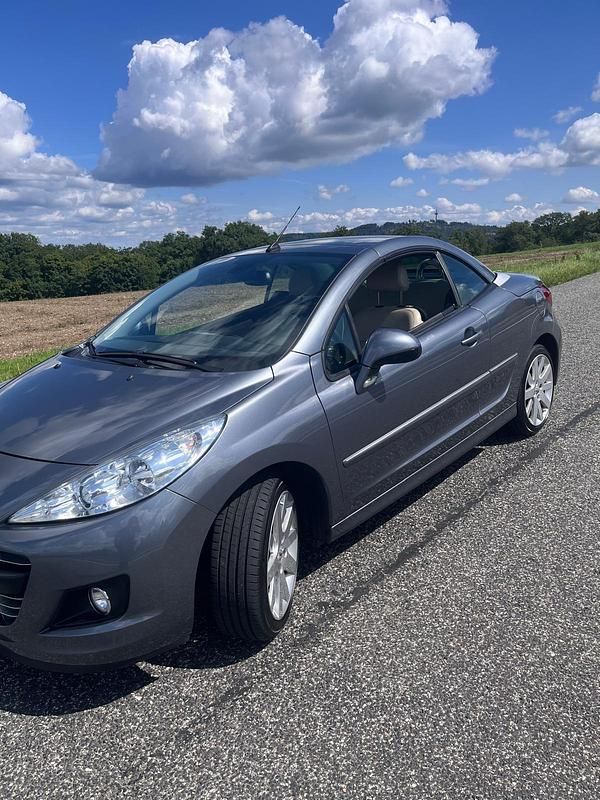 Grau Gebraucht 2011 Peugeot 207 CC Platinum Cabrio | 5.950 € (Fairer Preis) - Bild 1/4