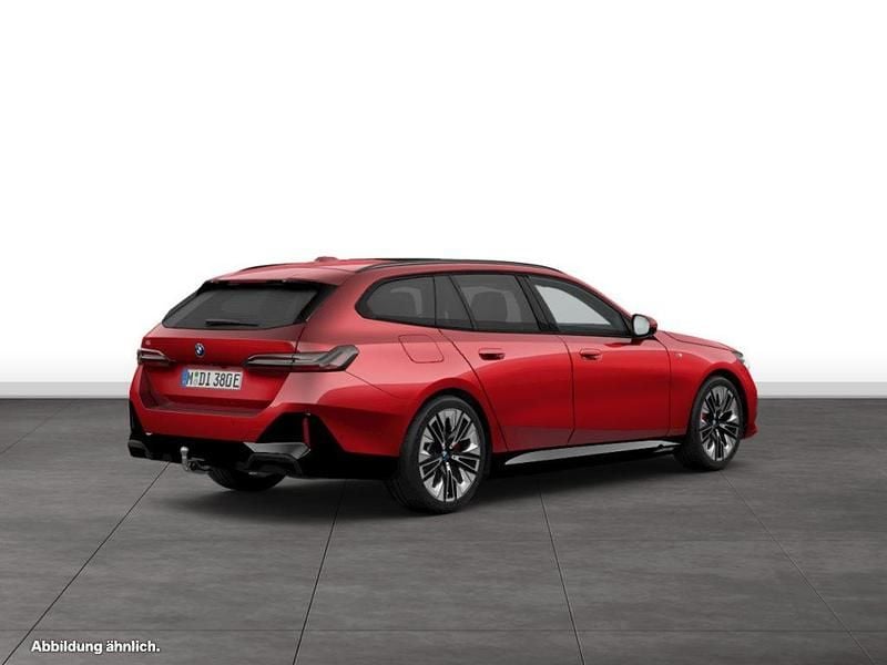 Rot Gebraucht 2024 BMW i5 M Sport Kombi | 65.161 € (Fairer Preis) - Bild 1/2