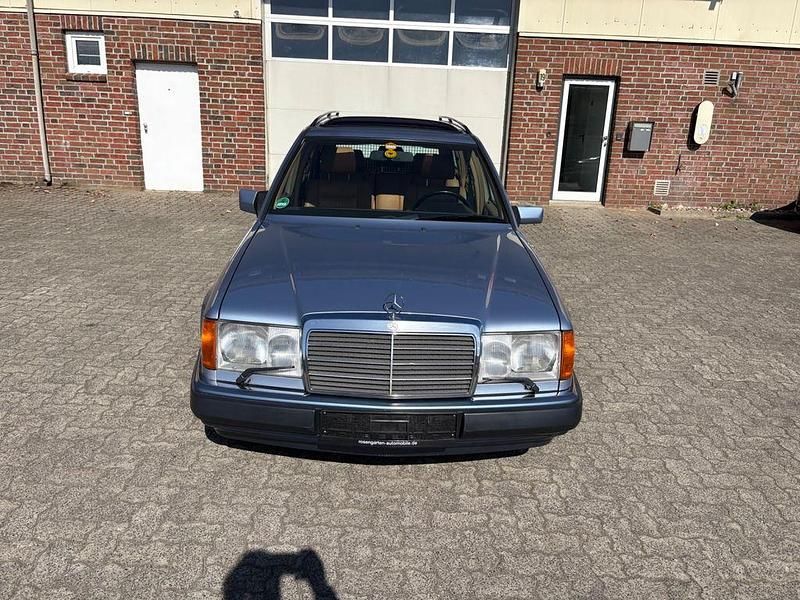Gebraucht Mercedes E300 220 PS (161 kW) 1991 Blau Limousine