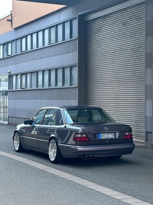 Gebraucht Mercedes E500 220 PS (161 kW) 1987 Violet Limousine