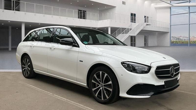 Weiß Gebraucht 2021 Mercedes E300 Night Limousine | 29.890 € (Fairer Preis) - Bild 1/3