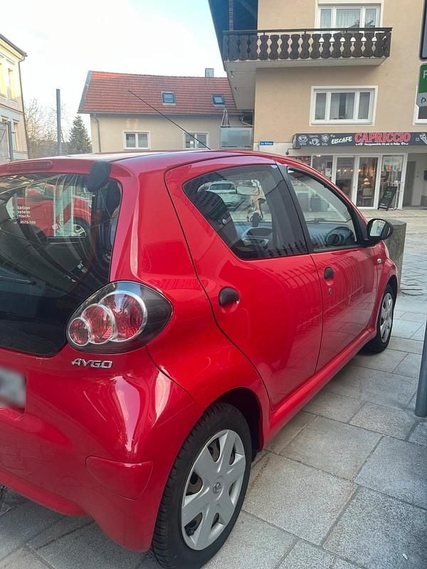 Gebraucht Toyota Aygo 68 PS (50 kW) 2013 Rot Kleinwagen