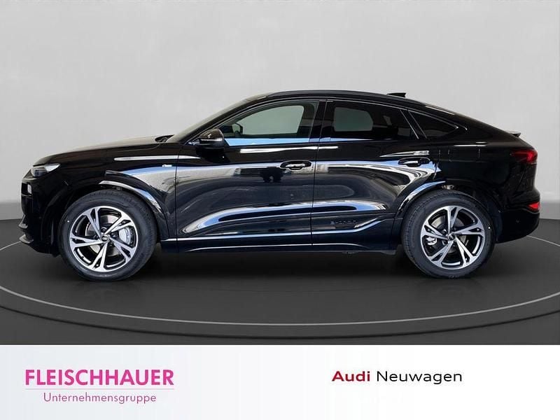 Neu Audi Q6 Sportback e-tron Performance 225 kW (306 PS) 2026 Mythosschwarz metallic SUV