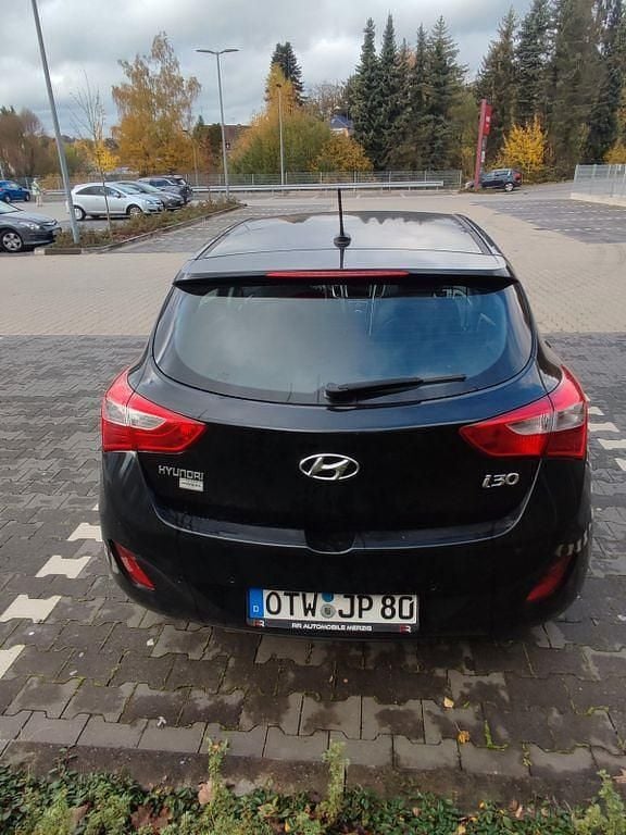 Schwarz Gebraucht 2017 Hyundai i30 Intro Edition Limousine | 11.300 € (Superpreis) - Bild 1/4