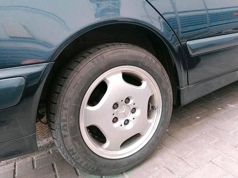 Gebraucht Mercedes E240 Classic 170 PS (125 kW) 1999 Blau Kombi