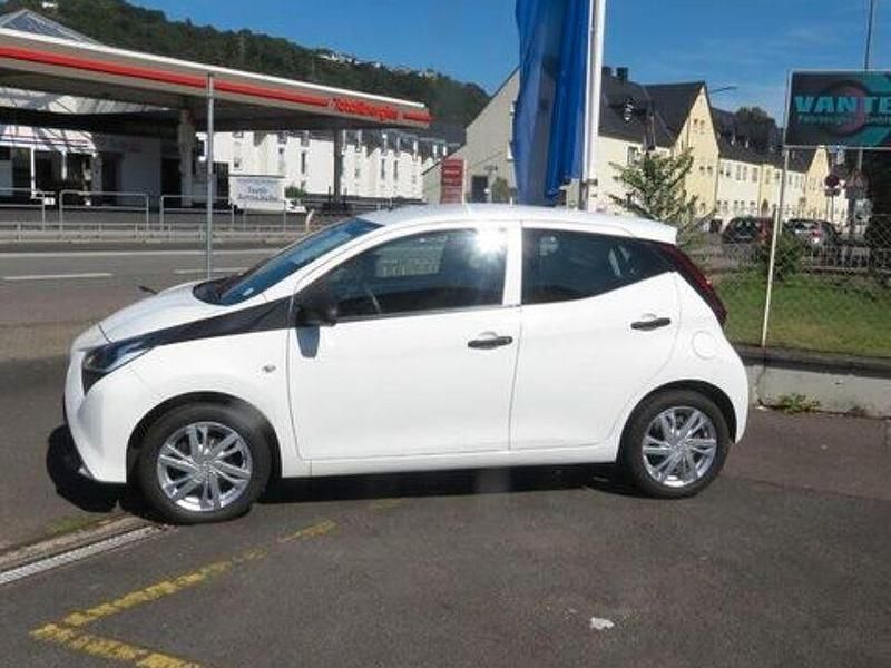 Weiß Gebraucht 2020 Toyota Aygo Business Edition Kleinwagen | 10.890 € (Fairer Preis) - Bild 1/4