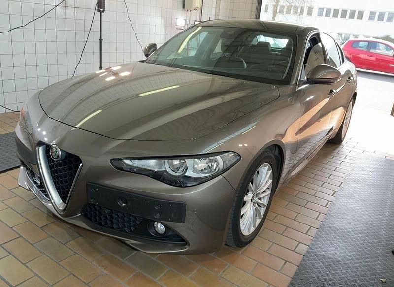 Gebraucht Alfa Romeo Giulia Super 179 PS (131 kW) 2016 Grau Limousine
