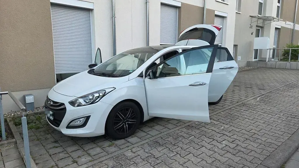 Gebraucht Hyundai i30 Edition 110 PS (80 kW) 2014 Weiß Limousine
