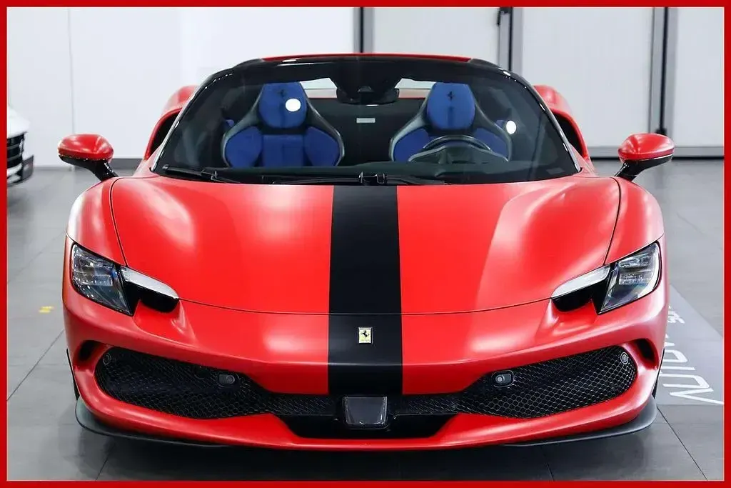 Gebraucht Ferrari 296 662 PS (486 kW) 2025 Rot Cabrio