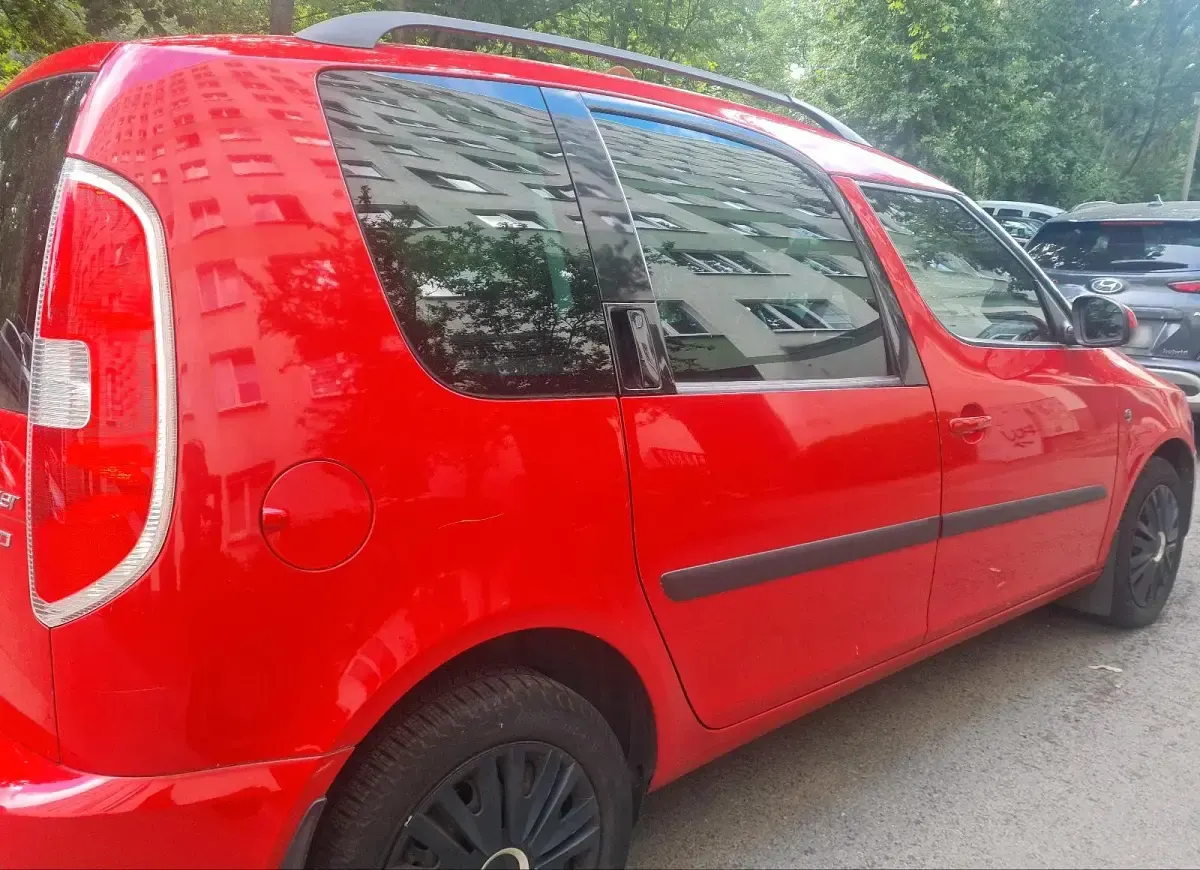 Gebraucht Skoda Roomster 105 PS (77 kW) 2009 Rot Van / Kleinbus
