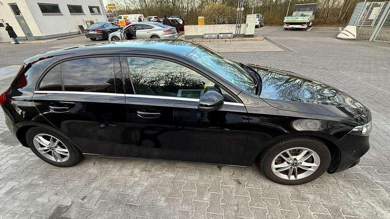 Schwarz Gebraucht 2018 Mercedes 200 Kombi | 21.500 € (Etwas zu teuer) - Bild 1/4