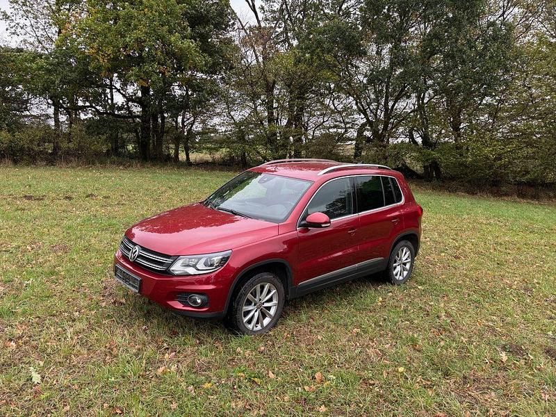 Rot Gebraucht 2015 VW Tiguan Cup SUV | 17.800 € (Fairer Preis) - Bild 1/4