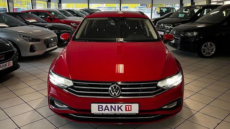 Rot Gebraucht 2021 VW Passat Business Kombi | 17.990 € (Superpreis) - Bild 1/4