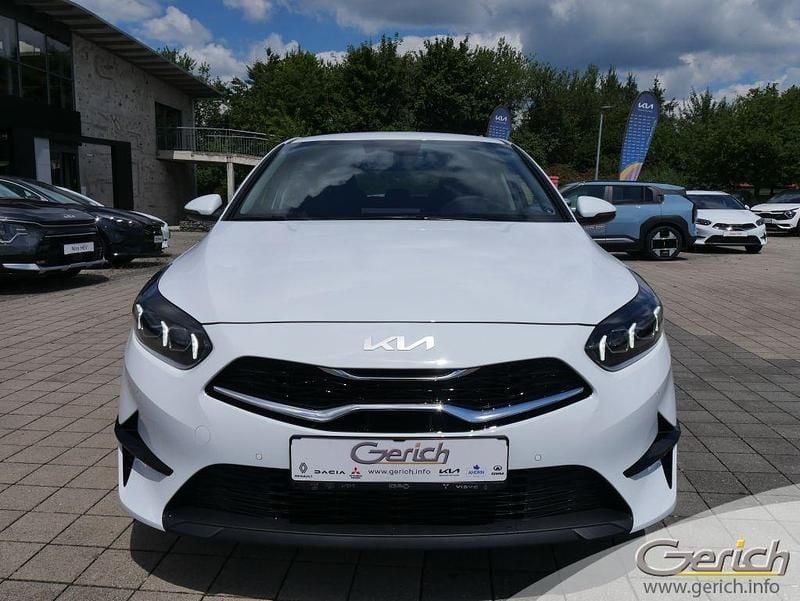 Neu Kia Ceed 140 PS (102 kW) 2025 Carraraweiß Kleinwagen