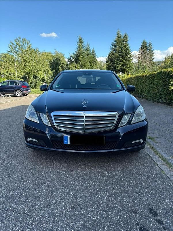 Blau Gebraucht 2009 Mercedes E350 Limousine | 8.290 € (Fairer Preis) - Bild 1/4