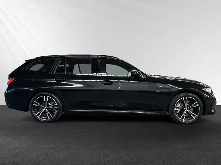 Gebraucht BMW 330 M Sport 245 PS (180 kW) 2025 Black sapphire metallic Kombi