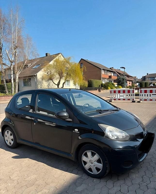 Gebraucht Toyota Aygo 68 PS (50 kW) 2012 Schwarz Kleinwagen