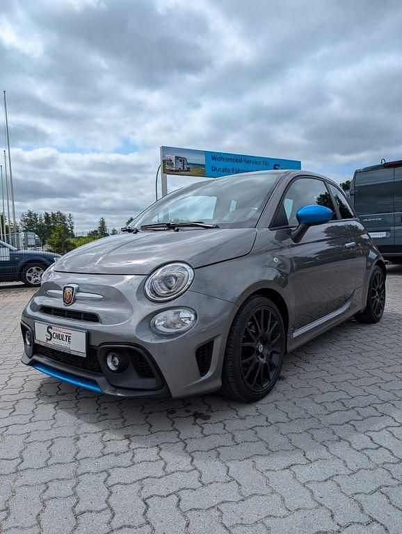 Colore esterno (record grau) Gebraucht 2021 Abarth 595 Kleinwagen | 18.990 € (Fairer Preis) - Bild 1/4