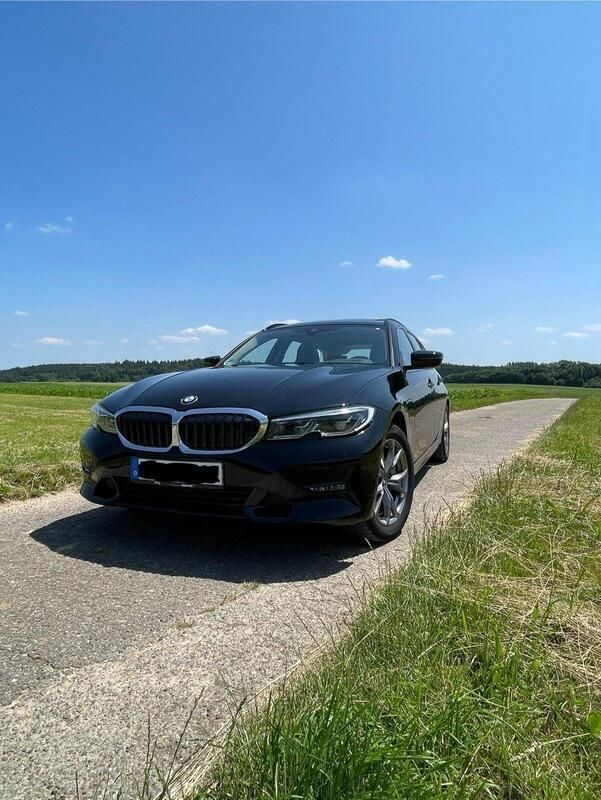Schwarz Gebraucht 2021 BMW 330e Sport Line Kombi | 31.800 € (Fairer Preis) - Bild 1/4