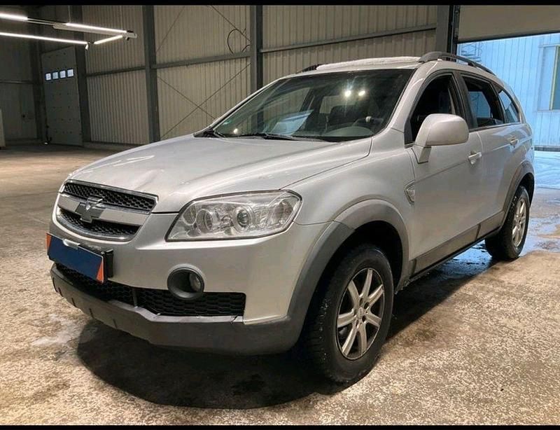 Grau Gebraucht 2011 Chevrolet Captiva LS SUV | 4.990 € (Fairer Preis) - Bild 1/4