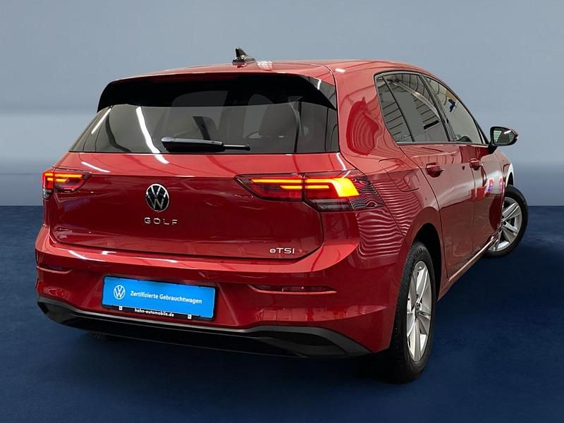 Gebraucht VW Golf VIII Life 110 PS (80 kW) 2023 Kings red metallic Limousine