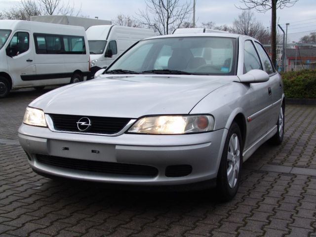 Silber Gebraucht 2001 Opel Vectra Limousine | 2.480 € (Etwas zu teuer) - Bild 1/4