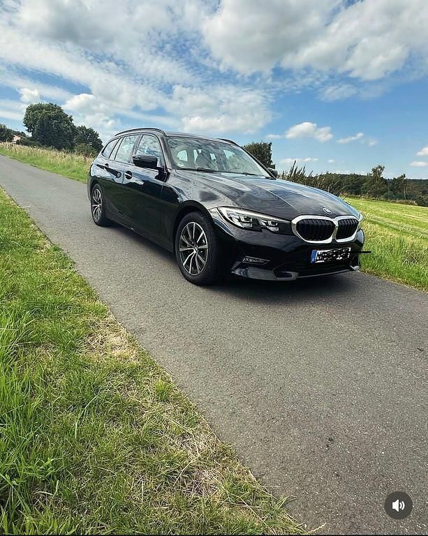 Schwarz Gebraucht 2021 BMW 330 Sport Line Kombi | 28.000 € (Guter Preis) - Bild 1/4