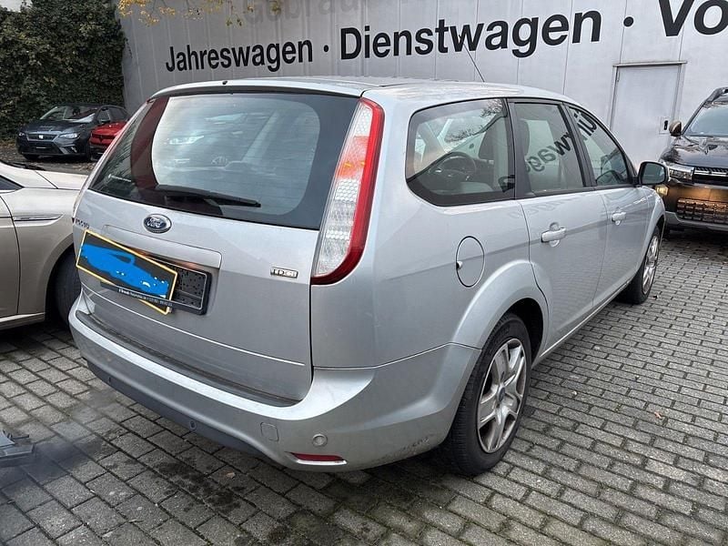 Gebraucht Ford Focus Style 109 PS (80 kW) 2010 Silber Limousine