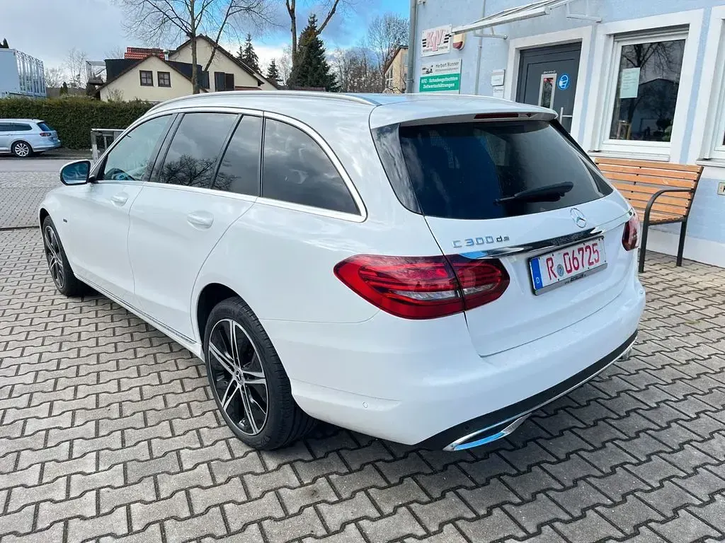 Gebraucht Mercedes C300e Avantgarde 194 PS (142 kW) 2020 Weiß Limousine