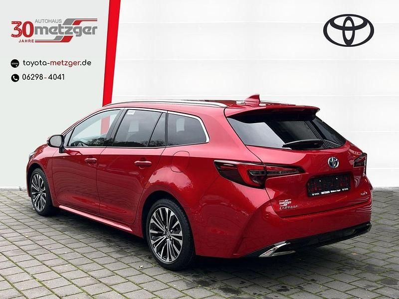 Neu Toyota Corolla 178 PS (130 kW) 2025 Rot Kombi