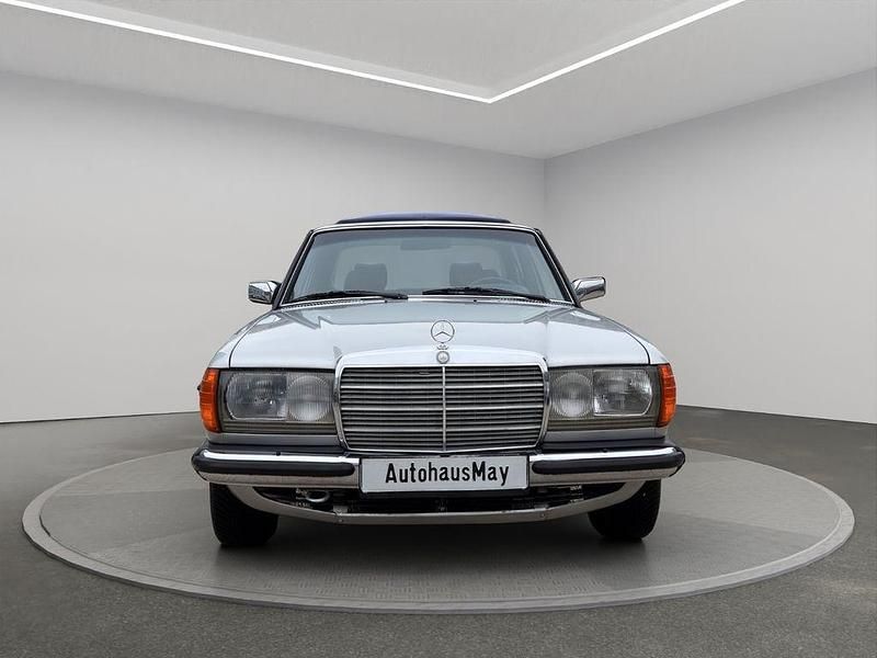 Gebraucht Mercedes E230 136 PS (100 kW) 1983 Blau Limousine