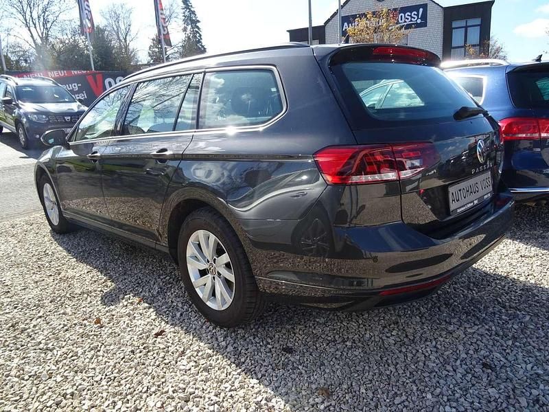 Gebraucht VW Passat Basis 150 PS (110 kW) 2023 Grau Kombi