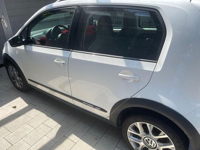 Weiß Gebraucht 2013 VW cross up! Kleinwagen | 6.450 € (Fairer Preis) - Bild 1/4